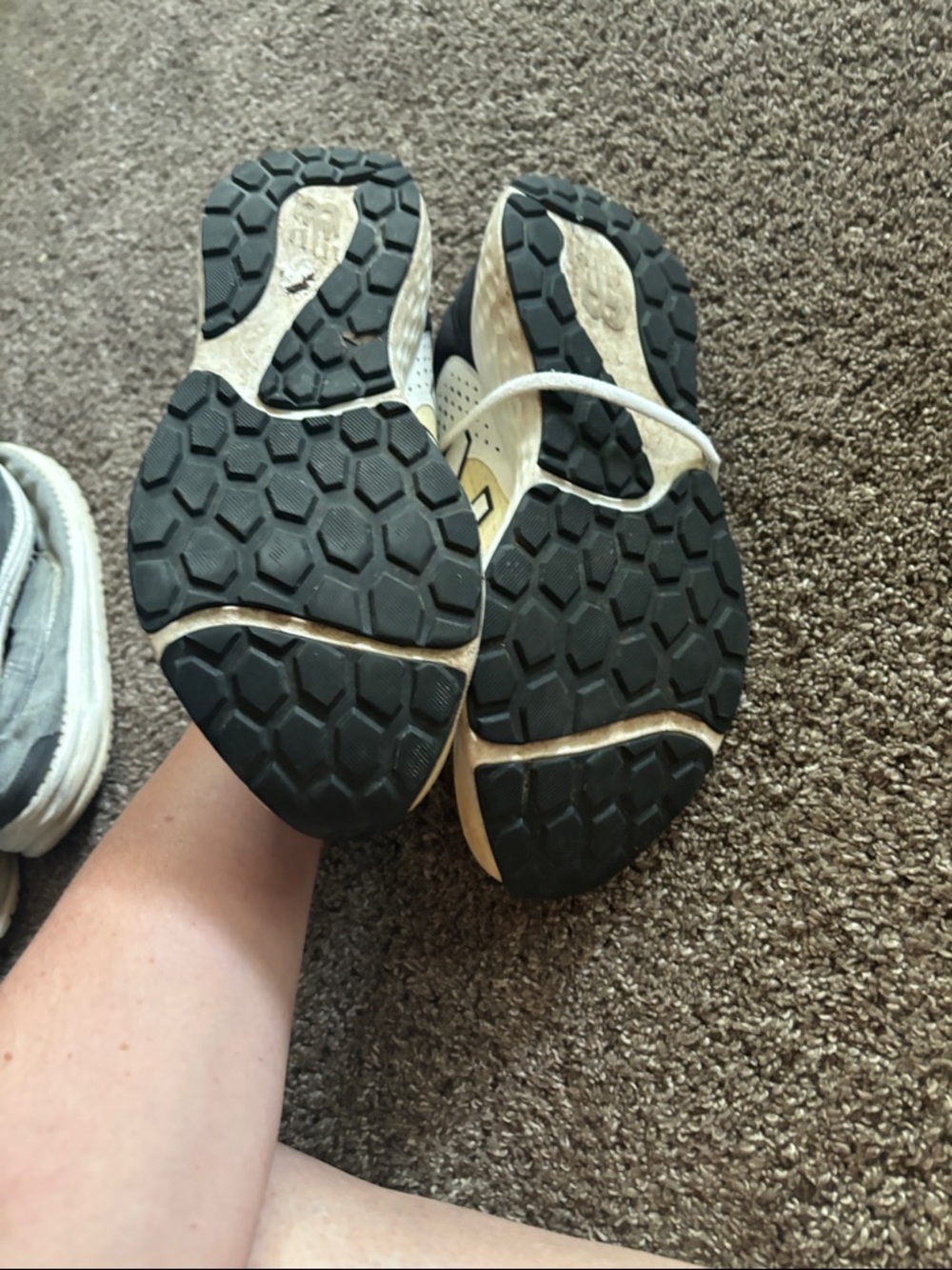 New Balance Men's White Black Yellow Athletic Running Shoes - Picture 4 of 5
